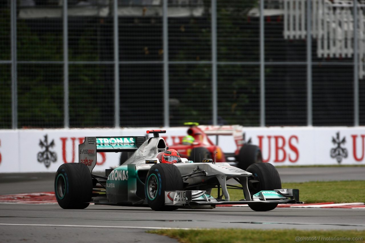 GP CANADA, 12.06.2011- Gara, Michael Schumacher (GER), Mercedes GP Petronas F1 Team, MGP W02 davanti a Felipe Massa (BRA), Ferrari, F-150 Italia 