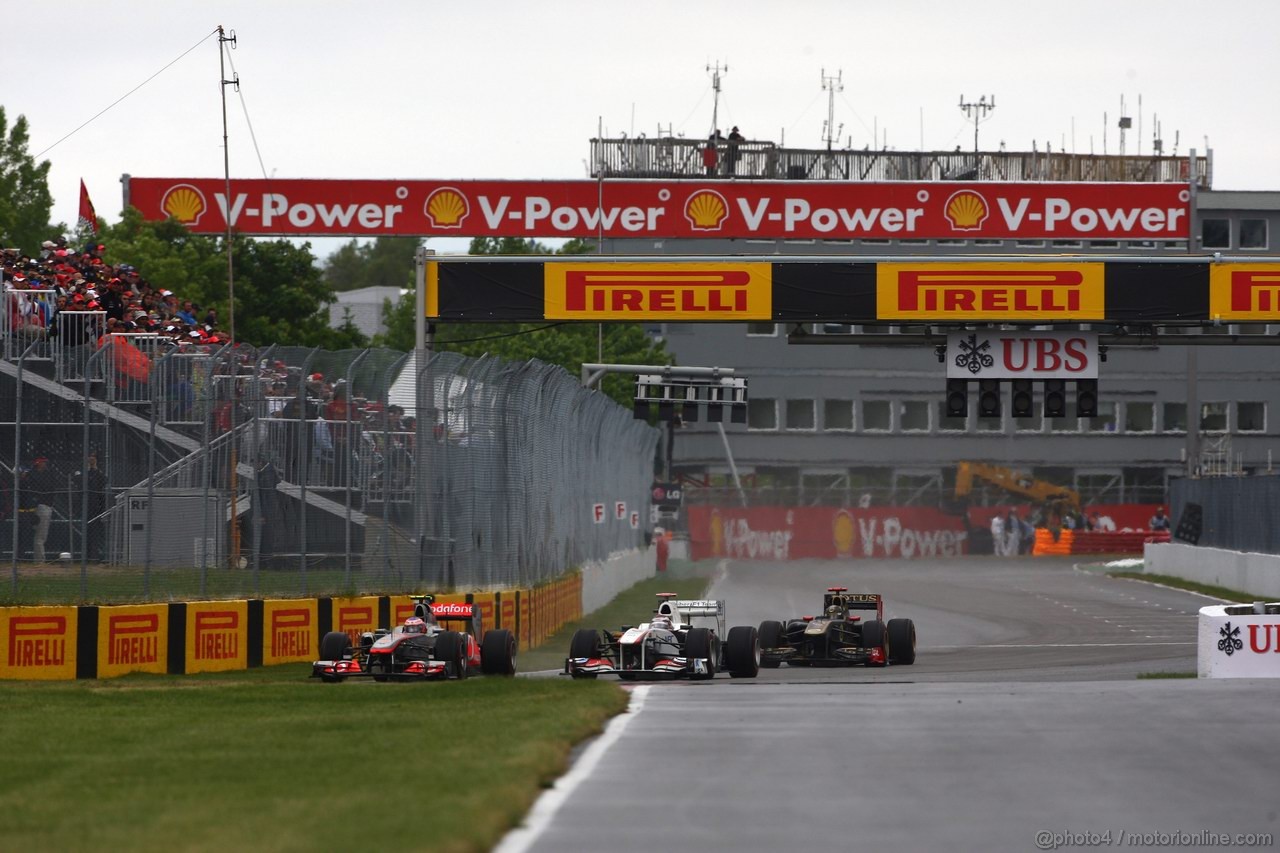 GP CANADA, 12.06.2011- Gara, Jenson Button (GBR), McLaren  Mercedes, MP4-26 vincitore davanti a Kamui Kobayashi (JAP), Sauber F1 Team C30 e Nick Heidfeld (GER) Lotus Renault GP R31  