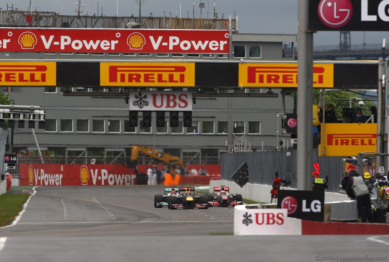 GP CANADA, 12.06.2011- Gara, Mark Webber (AUS), Red Bull Racing, RB7, Jenson Button (GBR), McLaren  Mercedes, MP4-26 e Michael Schumacher (GER), Mercedes GP Petronas F1 Team, MGP W02 