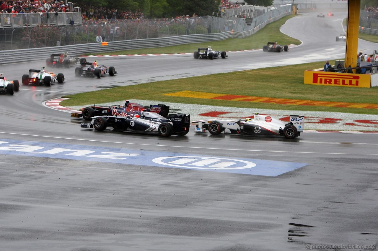 GP CANADA, 12.06.2011- Gara, Rubens Barrichello (BRA), Williams FW33 e Pedro de la Rosa (ESP), Sauber F1 Team C30  
