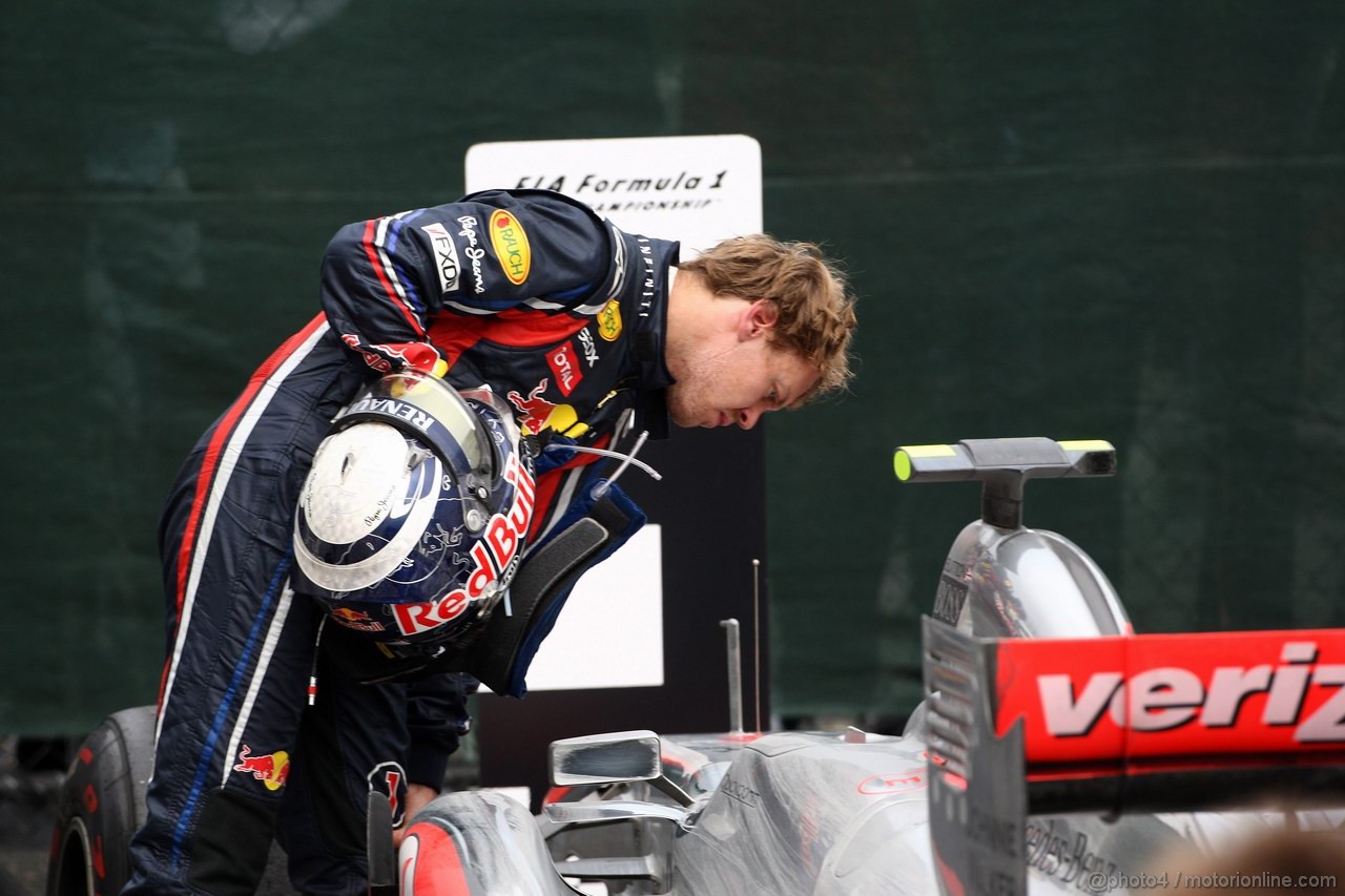 GP CANADA, 12.06.2011- Gara, Sebastian Vettel (GER), Red Bull Racing, RB7 secondo looking at the McLaren  Mercedes, MP4-26 of Jenson Button (GBR)