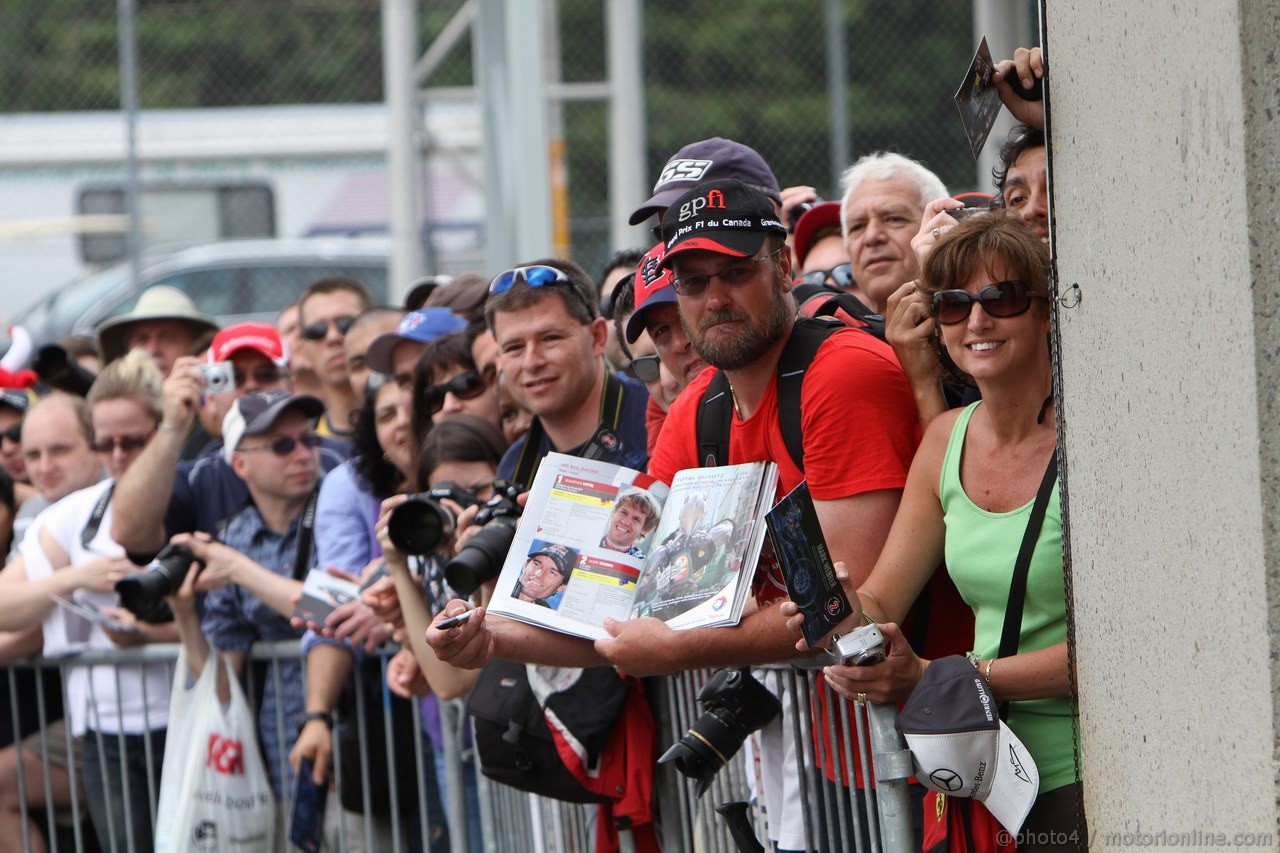 GP CANADA, 09.06.2011- Autograph session, Fans