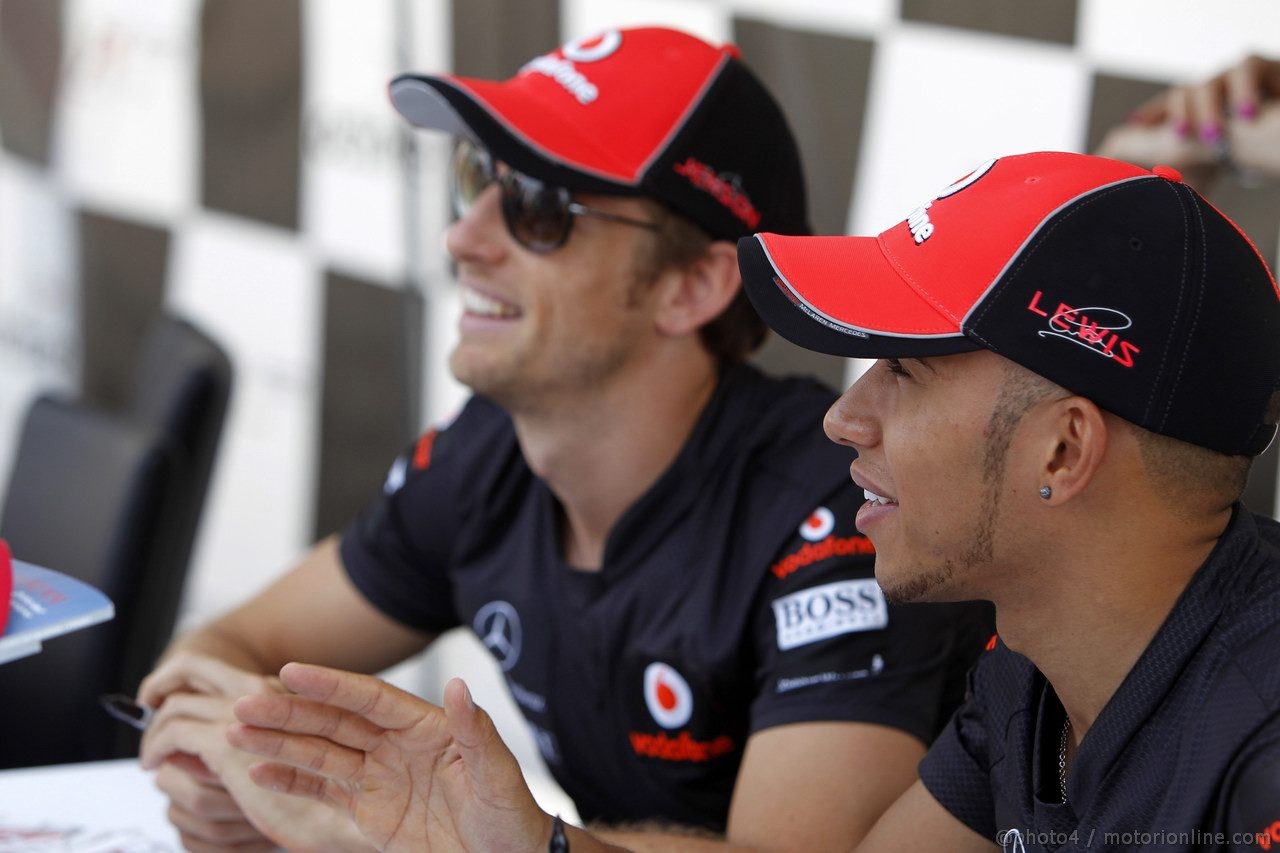 GP CANADA, 09.06.2011- Autograph session, Jenson Button (GBR), McLaren  Mercedes, MP4-26 e Lewis Hamilton (GBR), McLaren  Mercedes, MP4-26 