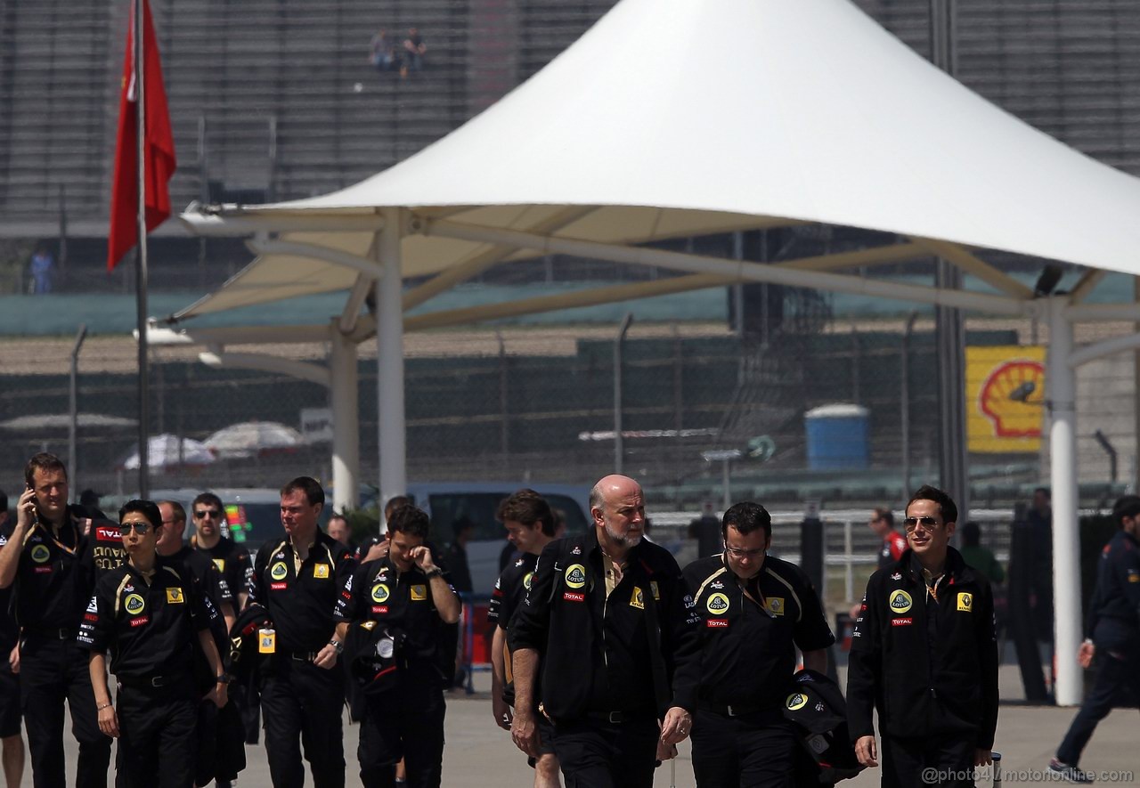 GP CINA, 17.04.2011- Lotus Renault GP staff