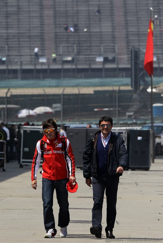 GP CINA, 17.04.2011- Fernando Alonso (ESP), Ferrari, F-150 Italia e his manager Luis Garcia Abad (ESP)