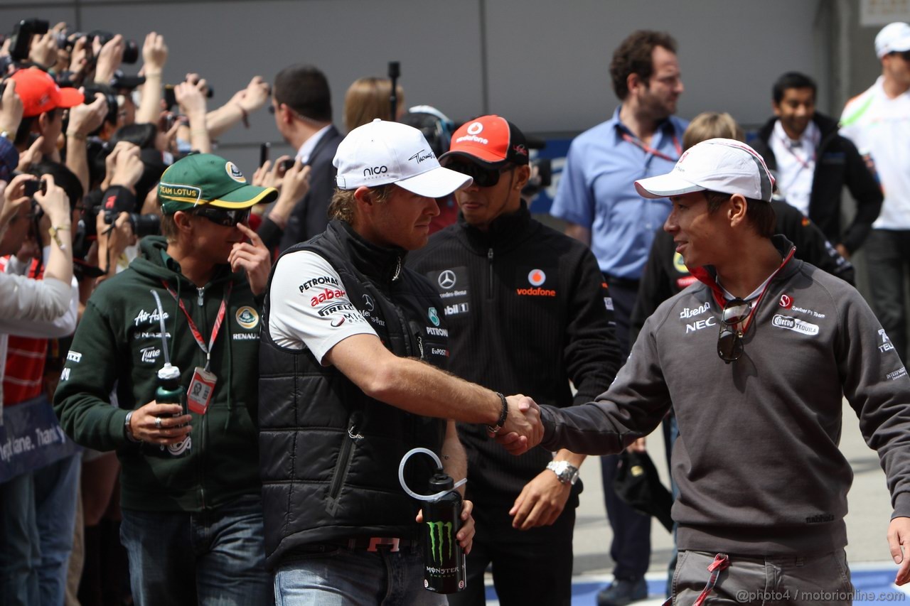 GP CINA, 17.04.2011- Nico Rosberg (GER), Mercedes GP Petronas F1 Team, MGP W02 e Kamui Kobayashi (JAP), Sauber F1 Team C30 at drivers parade
