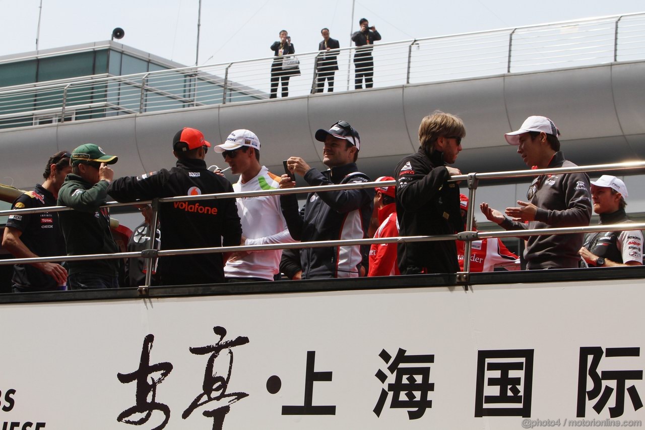 GP CINA, 17.04.2011- Rubens Barrichello (BRA), Williams FW33 at drivers parade  