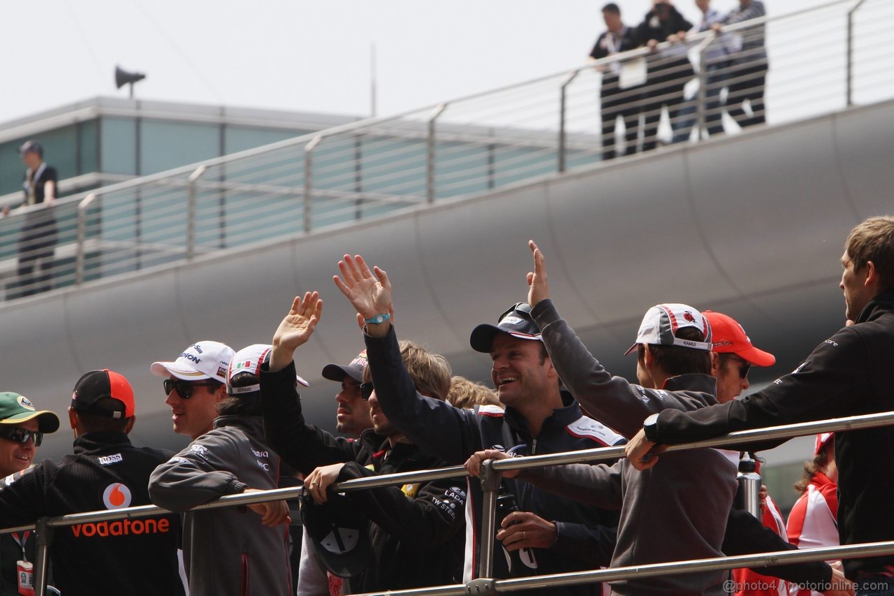 GP CINA, 17.04.2011- Rubens Barrichello (BRA), Williams FW33 at drivers parade
