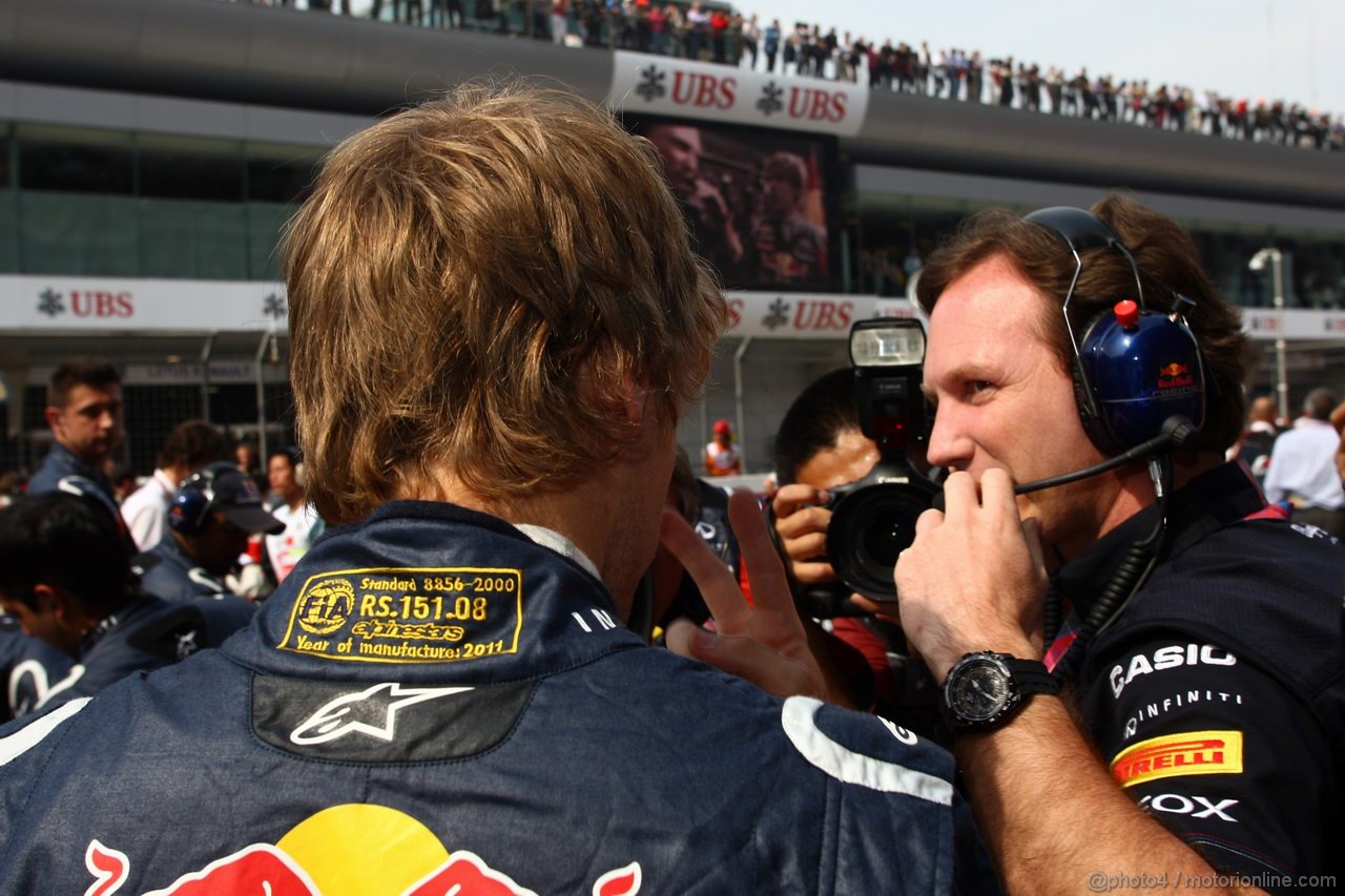 GP CINA, 17.04.2011- Gara, Sebastian Vettel (GER), Red Bull Racing, RB7 e Christian Horner (GBR), Red Bull Racing, Sporting Director 