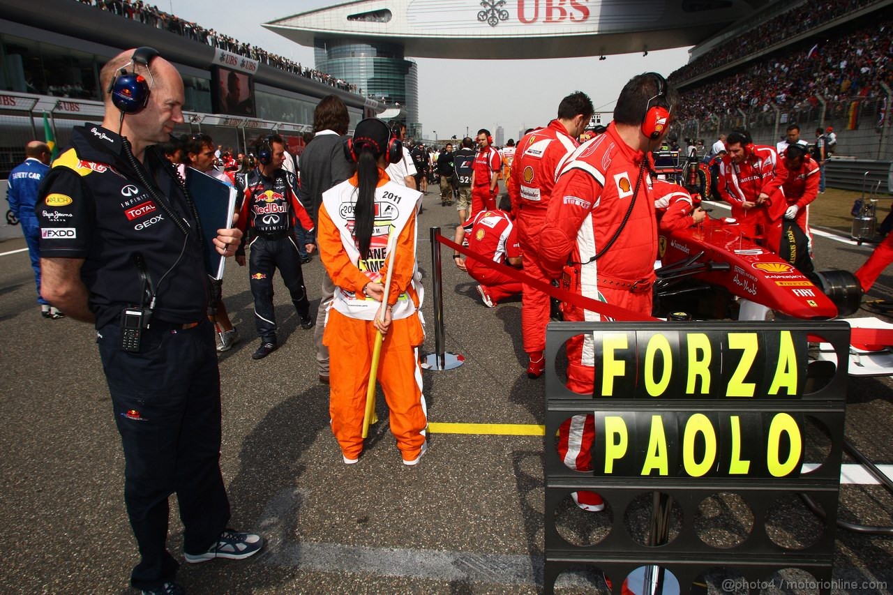 GP CINA, 17.04.2011- Gara, Adrian Newey (GBR), Red Bull Racing , Technical Operations Director looking the Ferrari of Fernando Alonso (ESP), Ferrari, F-150 Italia 