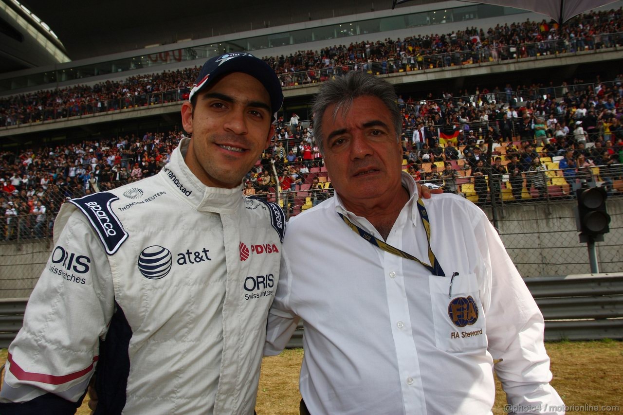 GP CINA, 17.04.2011- Gara, Pastor Maldonado (VEN), Williams FW33 e Enzo Spano (VEN), FIA Steward 