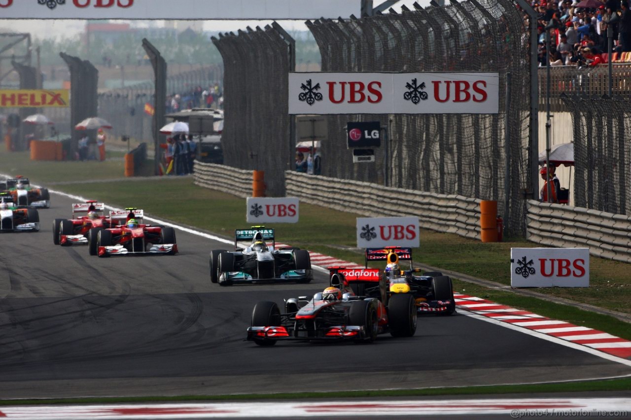 GP CINA, 17.04.2011- Gara, Lewis Hamilton (GBR), McLaren  Mercedes, MP4-26 davanti a Sebastian Vettel (GER), Red Bull Racing, RB7 