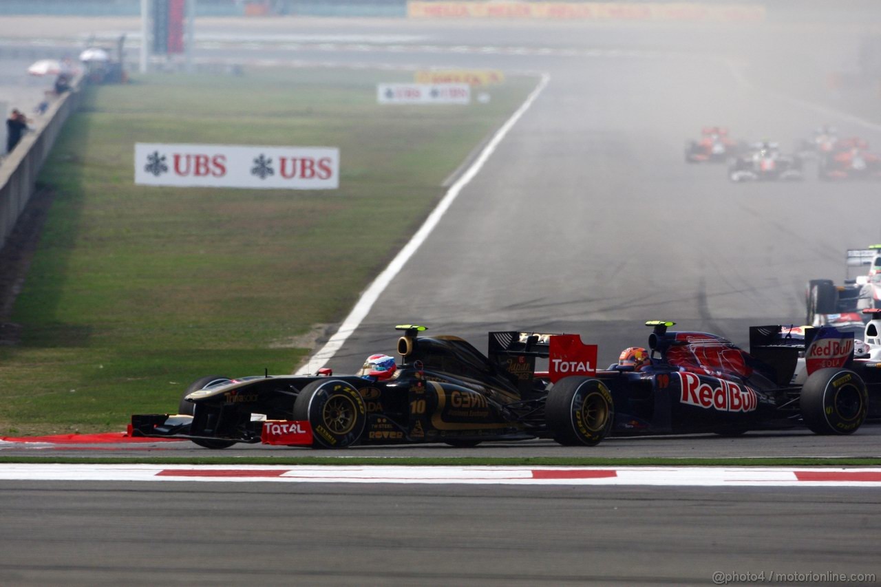 GP CINA, 17.04.2011- Gara, Vitaly Petrov (RUS), Lotus Renault GP, R31 e Jaime Alguersuari (SPA), Scuderia Toro Rosso, STR6 
