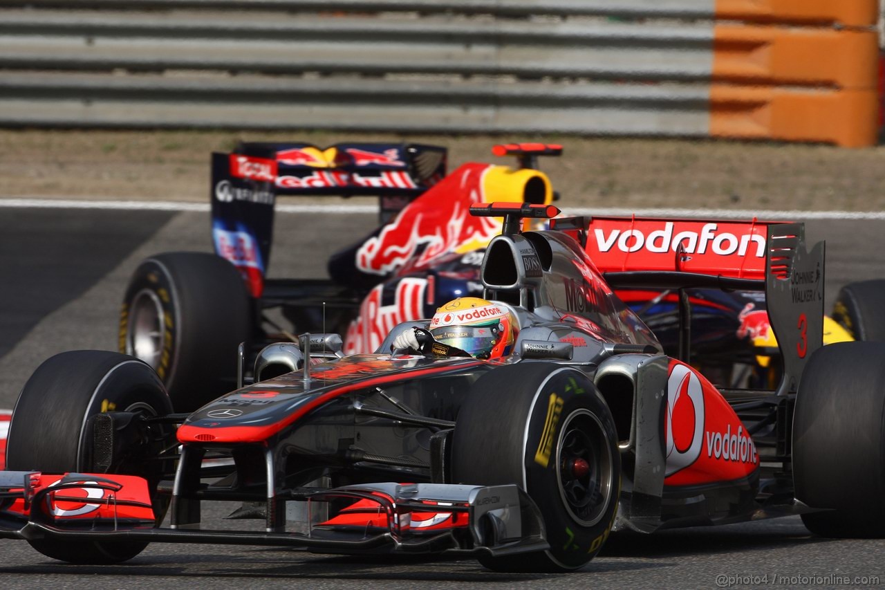 GP CINA, 17.04.2011- Gara, Lewis Hamilton (GBR), McLaren  Mercedes, MP4-26 davanti a Sebastian Vettel (GER), Red Bull Racing, RB7 