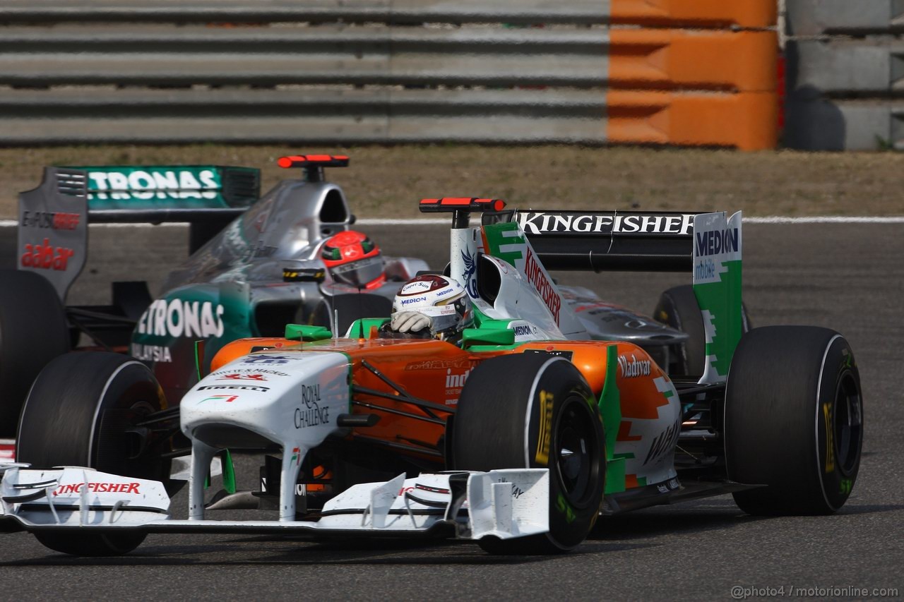 GP CINA, 17.04.2011- Gara, Adrian Sutil (GER), Force India F1 Team, VJM04 davanti a Michael Schumacher (GER), Mercedes GP Petronas F1 Team, MGP W02