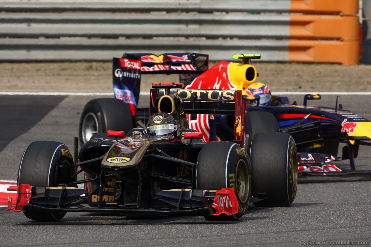 GP CINA, 17.04.2011- Gara, Nick Heidfeld (GER) Lotus Renault GP R31 davanti a Mark Webber (AUS), Red Bull Racing, RB7