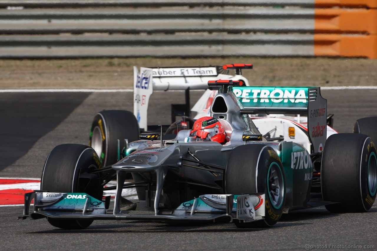 GP CINA, 17.04.2011- Gara, Michael Schumacher (GER), Mercedes GP Petronas F1 Team, MGP W02 davanti a Kamui Kobayashi (JAP), Sauber F1 Team C30 