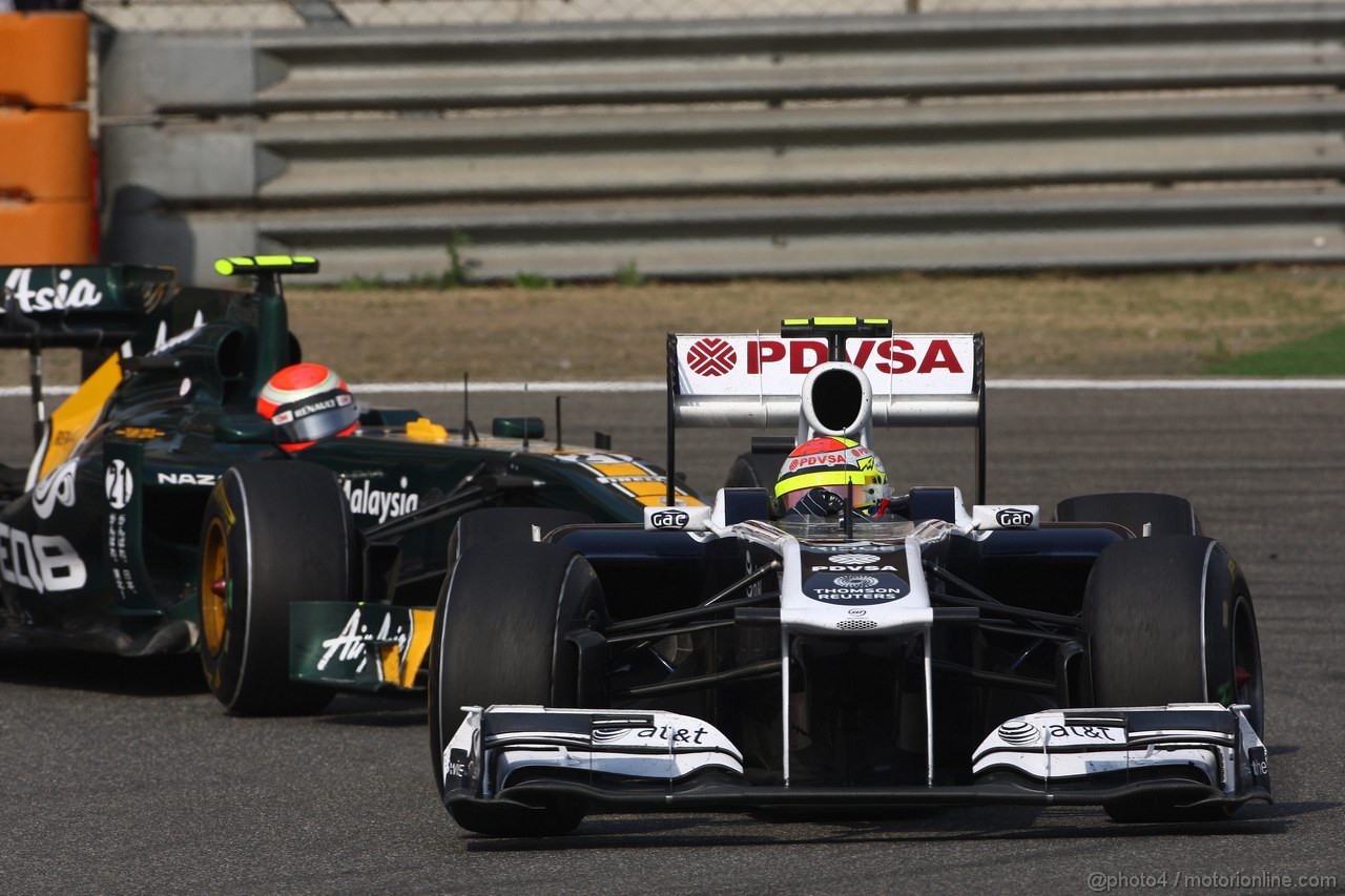 GP CINA, 17.04.2011- Gara, Pastor Maldonado (VEN), Williams FW33 davanti a Jarno Trulli (ITA), Team Lotus, TL11 