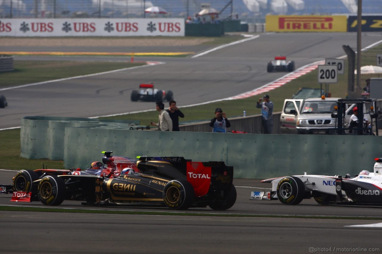 GP CINA, 17.04.2011- Gara, Jaime Alguersuari (SPA), Scuderia Toro Rosso, STR6 e Vitaly Petrov (RUS), Lotus Renault GP, R31 
