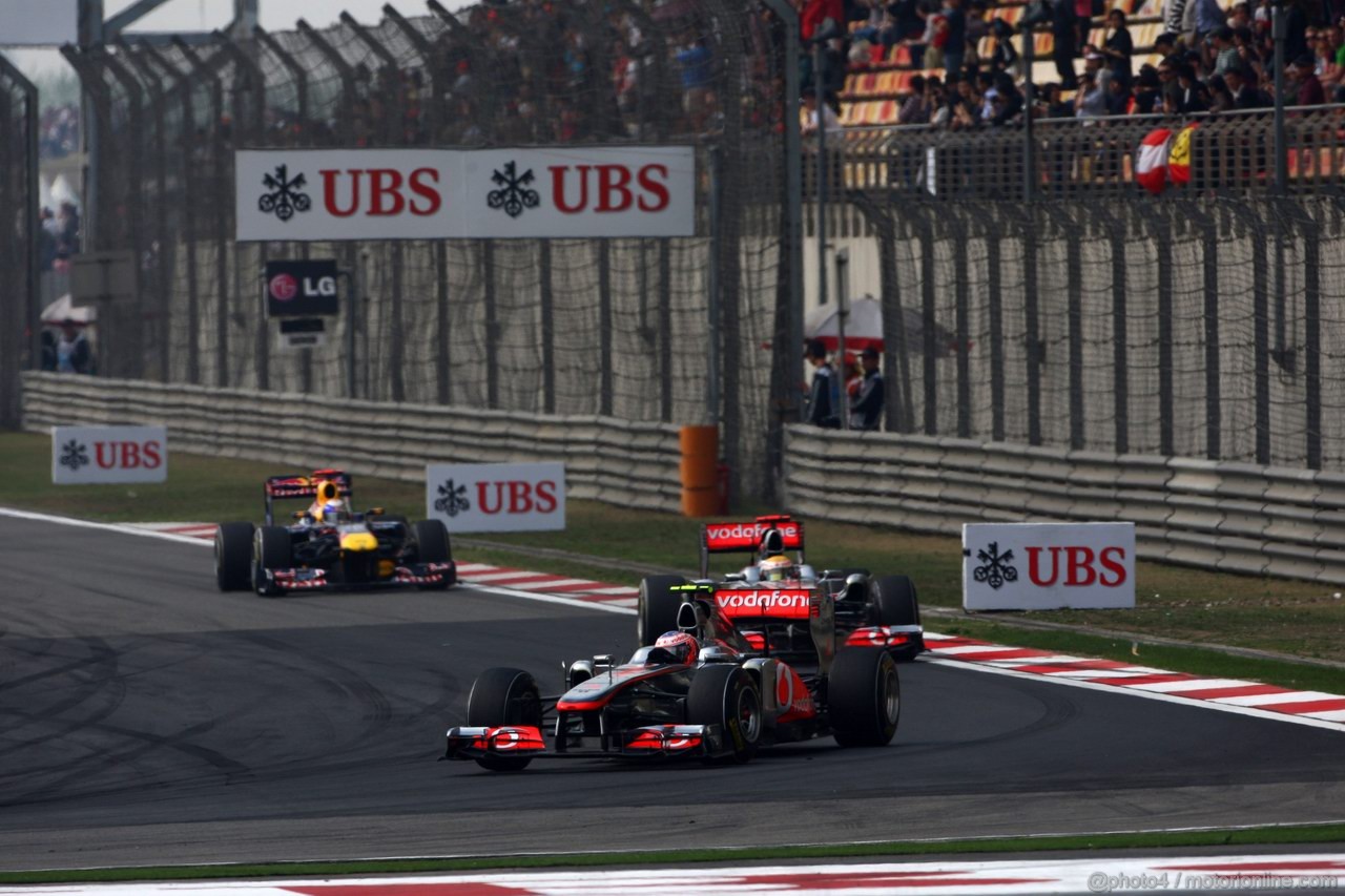 GP CINA, 17.04.2011- Gara, Jenson Button (GBR), McLaren Mercedes, MP4-26 davanti a Lewis Hamilton (GBR), McLaren Mercedes, MP4-26