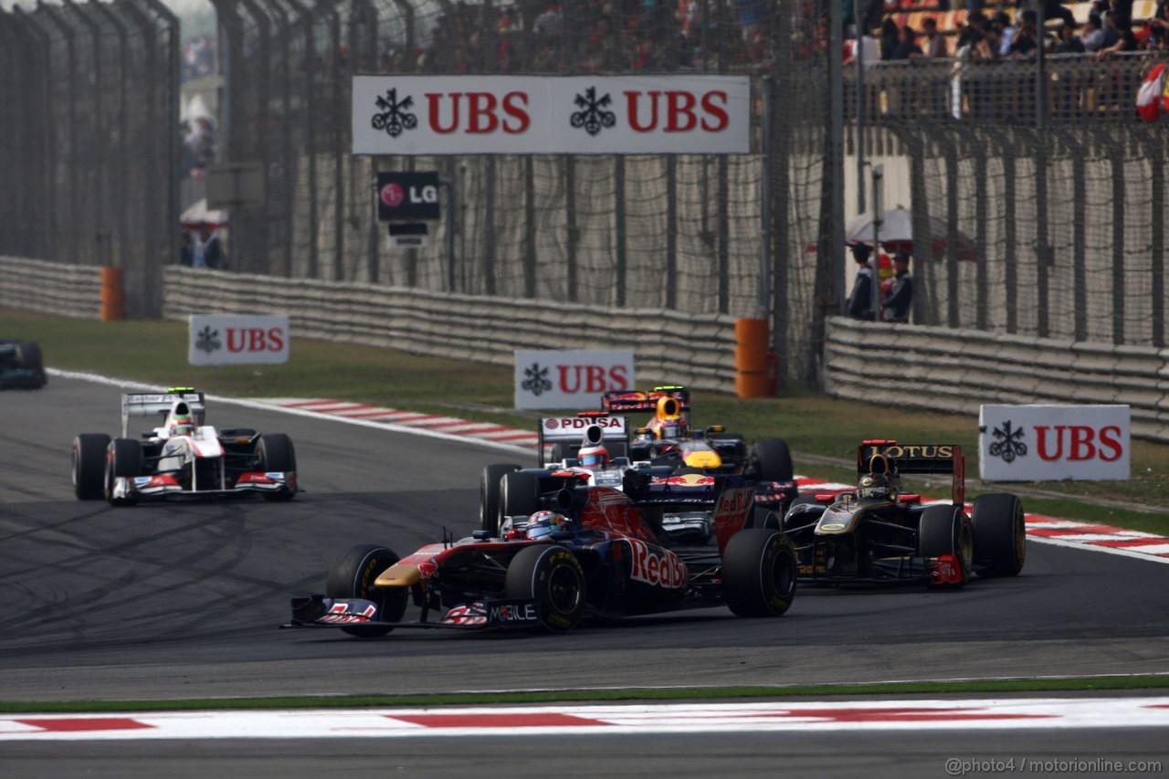 GP CINA, 17.04.2011- Gara, Sébastien Buemi (SUI), Scuderia Toro Rosso, STR6 davanti a Nick Heidfeld (GER) Lotus Renault GP R31  