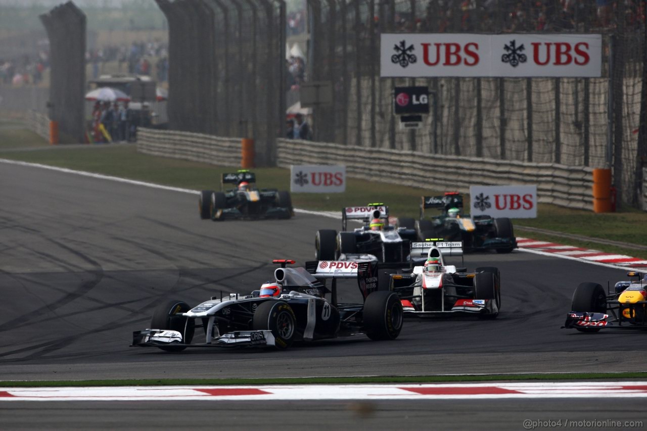 GP CINA, 17.04.2011- Gara, Rubens Barrichello (BRA), Williams FW33 davanti a Sergio Pérez (MEX), Sauber F1 Team C30 