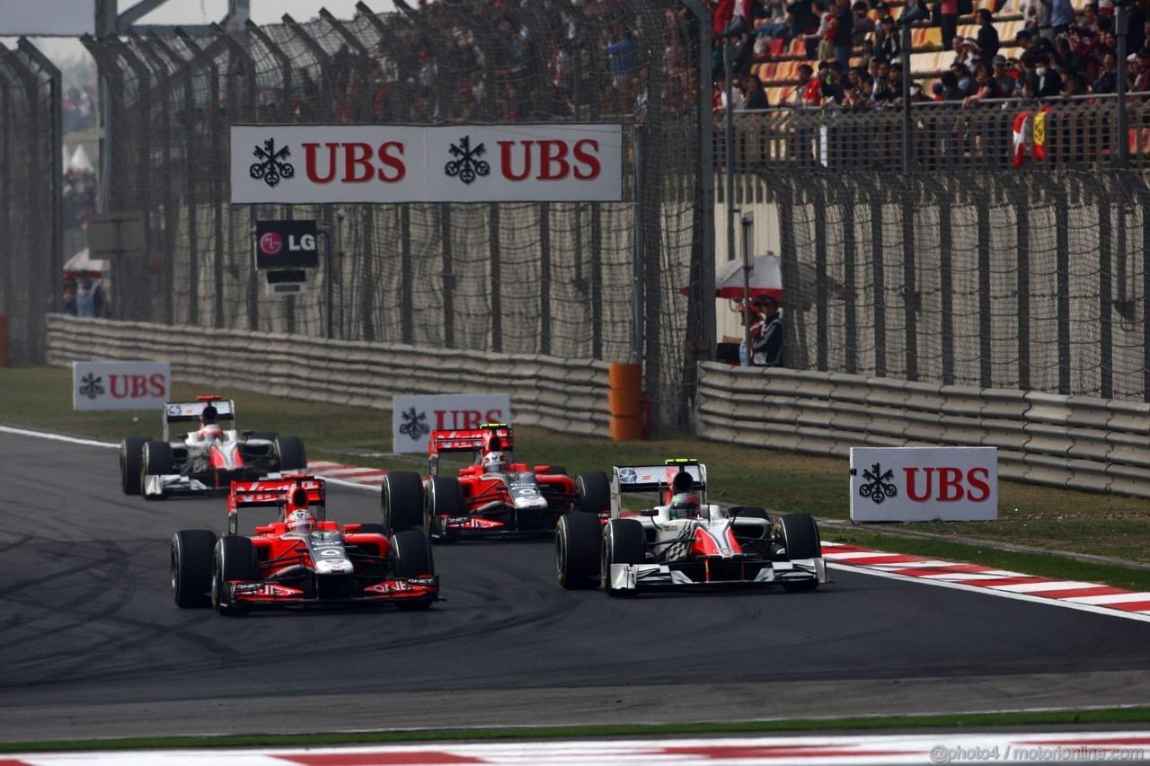 GP CINA, 17.04.2011- Gara, Timo Glock (GER), Marussia Virgin Racing VR-02 e Sergio Pérez (MEX), Sauber F1 Team C30 