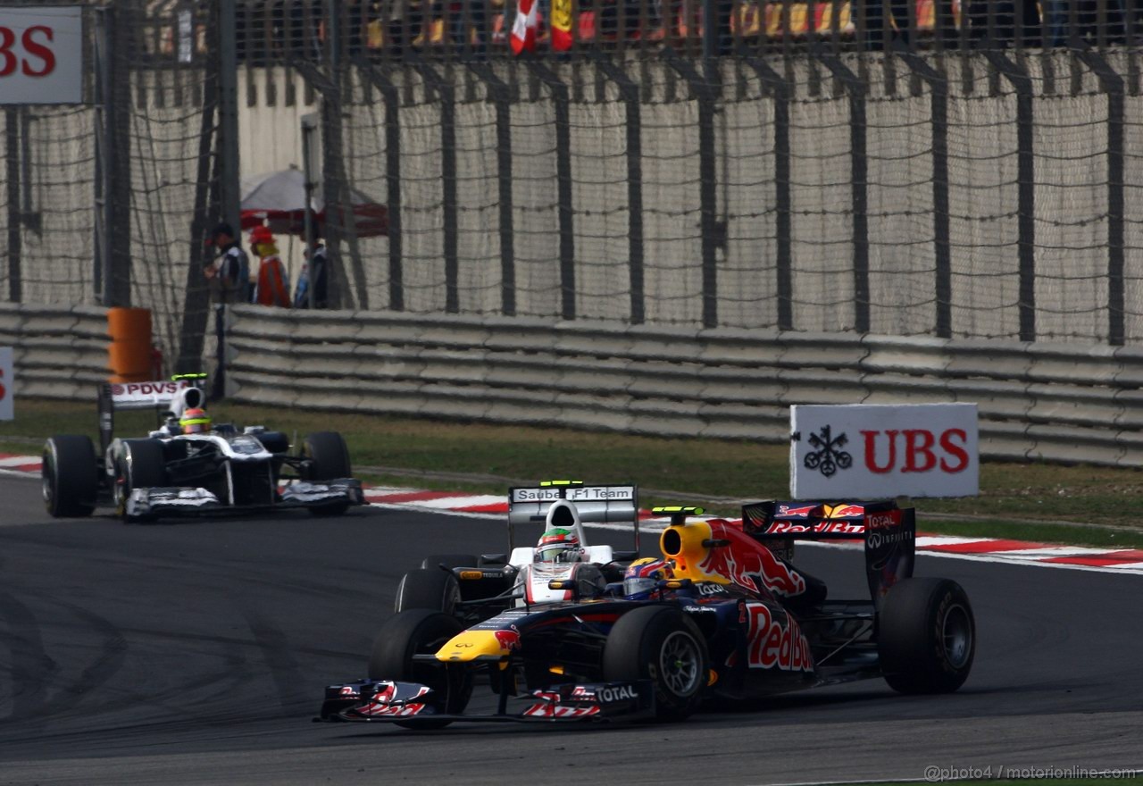 GP CINA, 17.04.2011- Gara, Sergio Pérez (MEX), Sauber F1 Team C30 e Mark Webber (AUS), Red Bull Racing, RB7 
