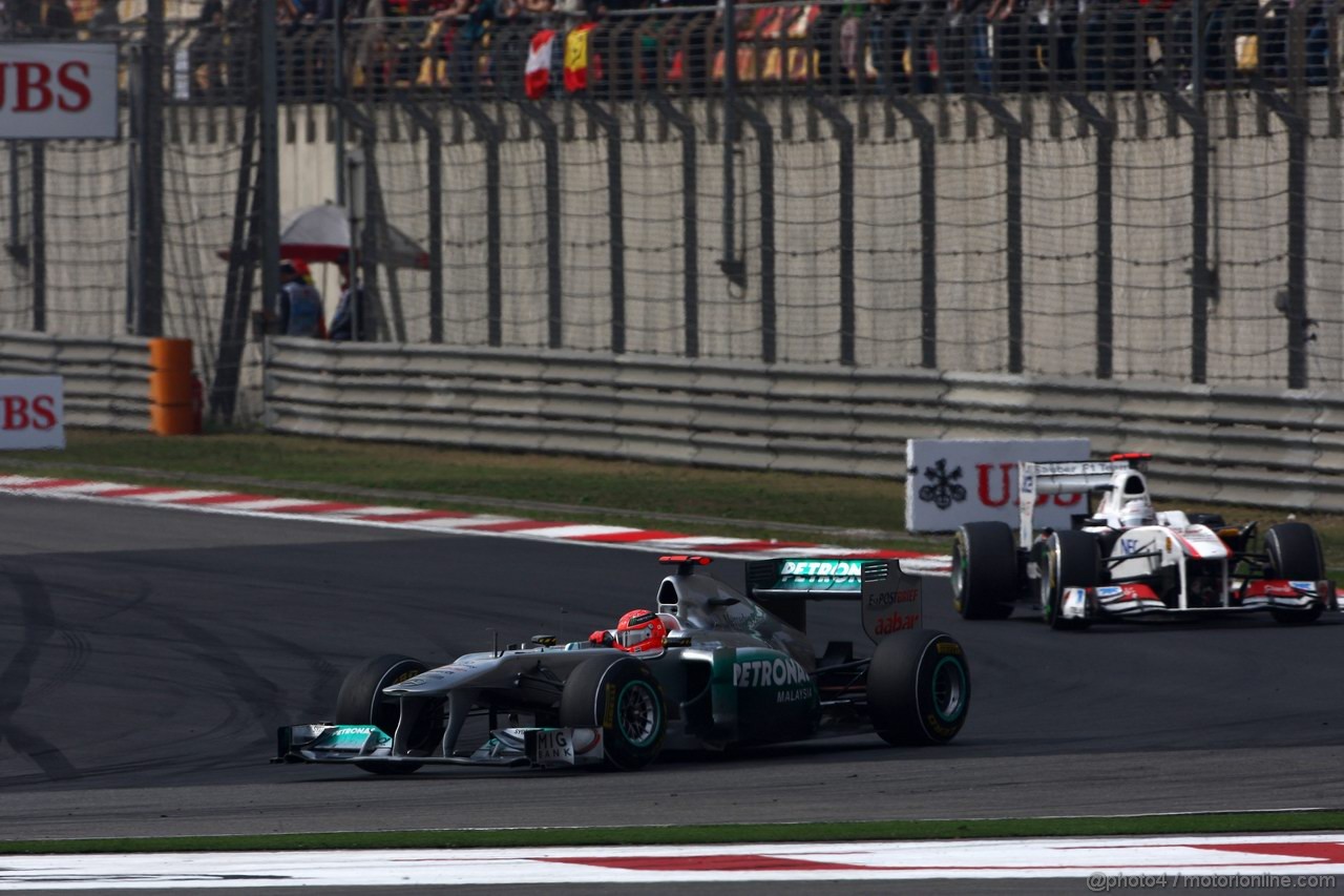 GP CINA, 17.04.2011- Gara, Michael Schumacher (GER), Mercedes GP Petronas F1 Team, MGP W02 davanti a Kamui Kobayashi (JAP), Sauber F1 Team C30 