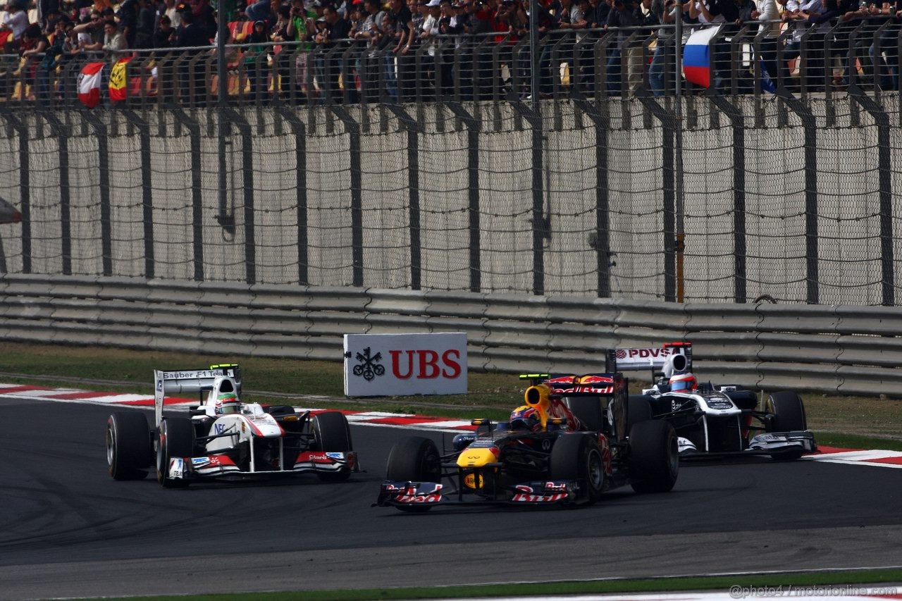 GP CINA, 17.04.2011- Gara, Sergio Pérez (MEX), Sauber F1 Team C30 e Mark Webber (AUS), Red Bull Racing, RB7