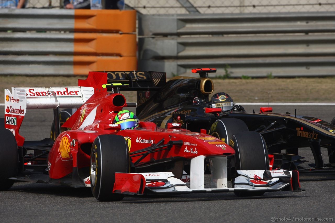 GP CINA, 17.04.2011- Gara, Felipe Massa (BRA), Ferrari, F-150 Italia e Nick Heidfeld (GER) Lotus Renault GP R31  