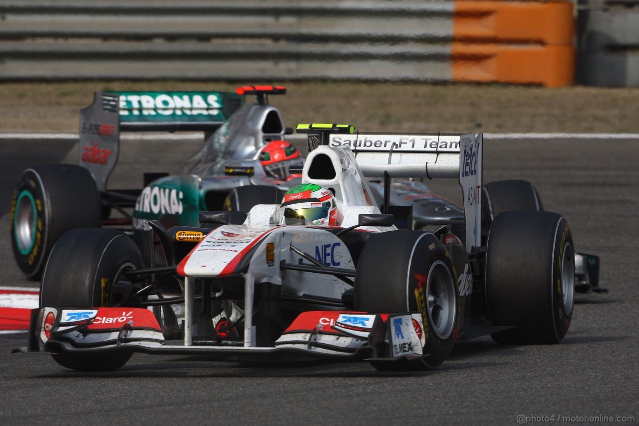 GP CINA, 17.04.2011- Gara, Sergio Pérez (MEX), Sauber F1 Team C30 Michael Schumacher (GER), Mercedes GP Petronas F1 Team, MGP W02 Michael Schumacher (GER), Mercedes GP Petronas F1 Team, MGP W02