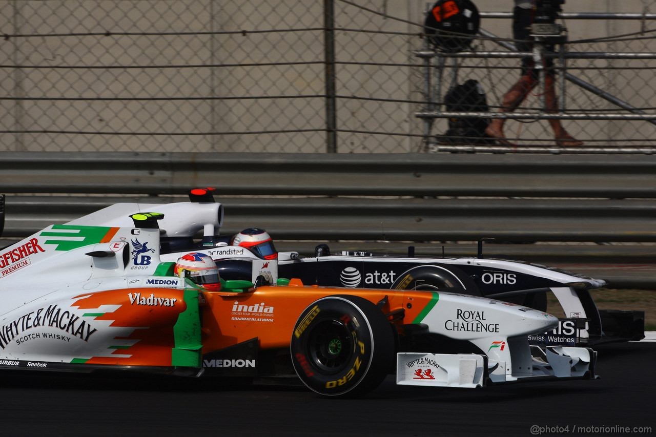GP CINA, 17.04.2011- Gara, Sergio Pérez (MEX), Sauber F1 Team C30 e Rubens Barrichello (BRA), Williams FW33 