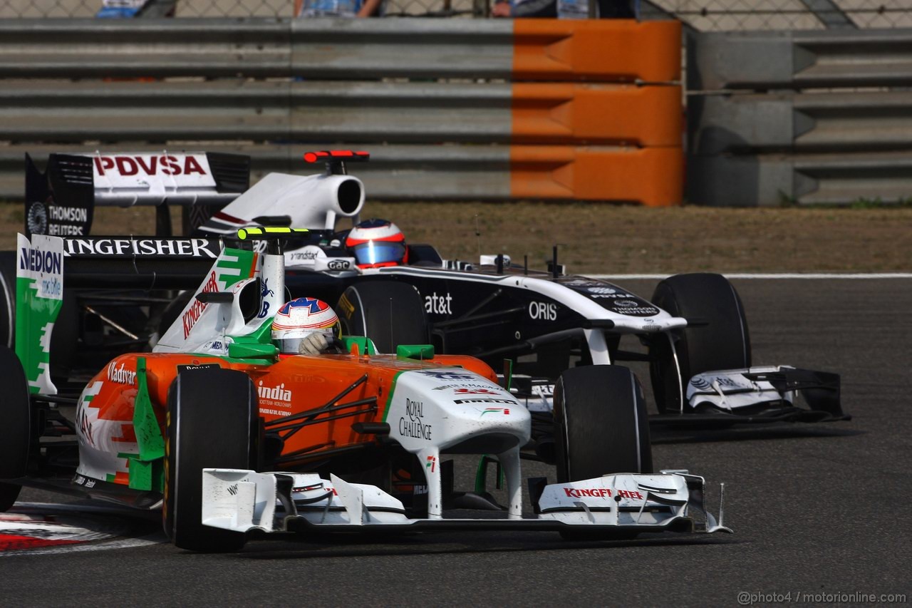GP CINA, 17.04.2011- Gara, Sergio Pérez (MEX), Sauber F1 Team C30 e Rubens Barrichello (BRA), Williams FW33 