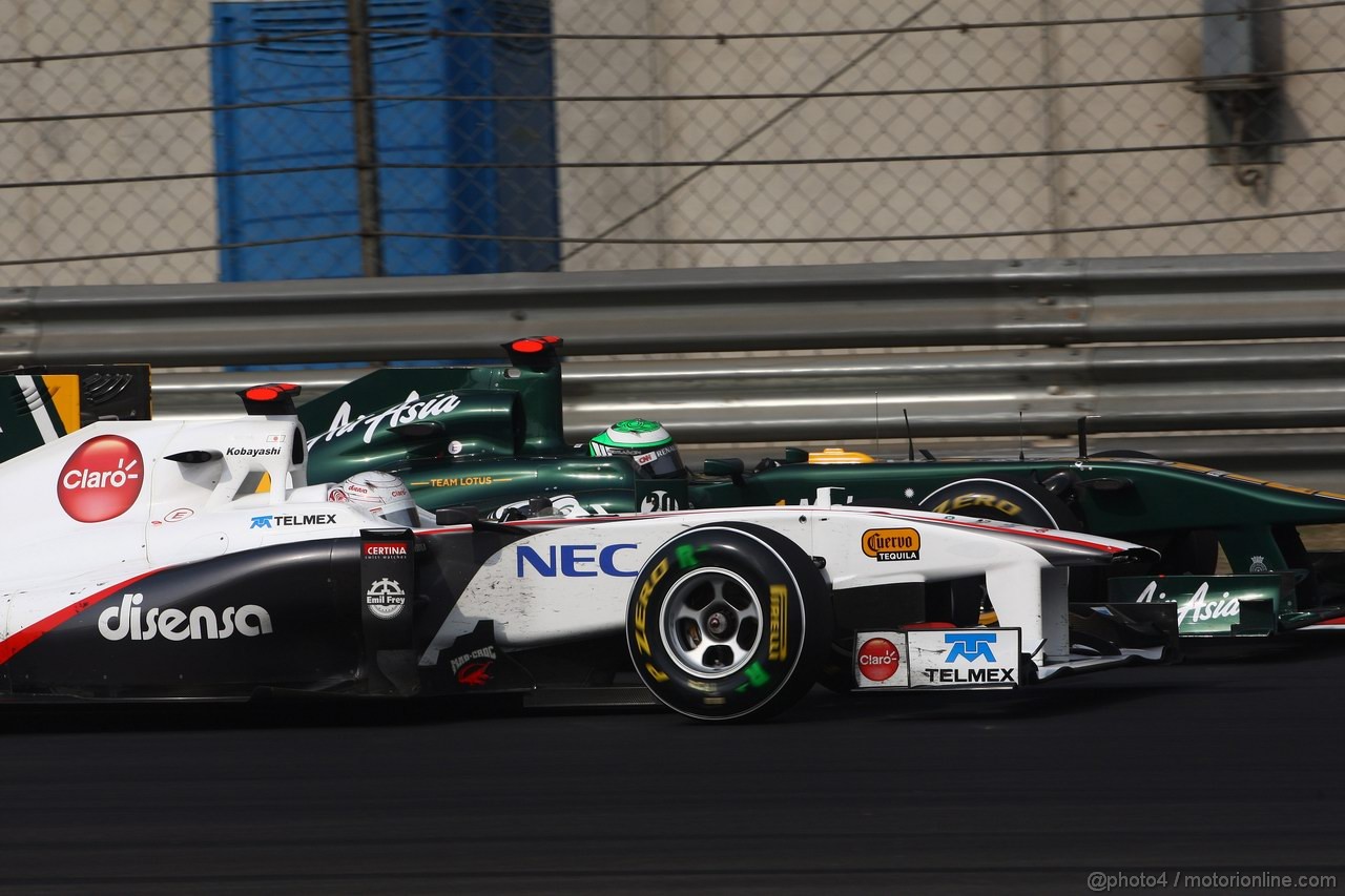GP CINA, 17.04.2011- Gara, Kamui Kobayashi (JAP), Sauber F1 Team C30 e Heikki Kovalainen (FIN), Team Lotus, TL11 