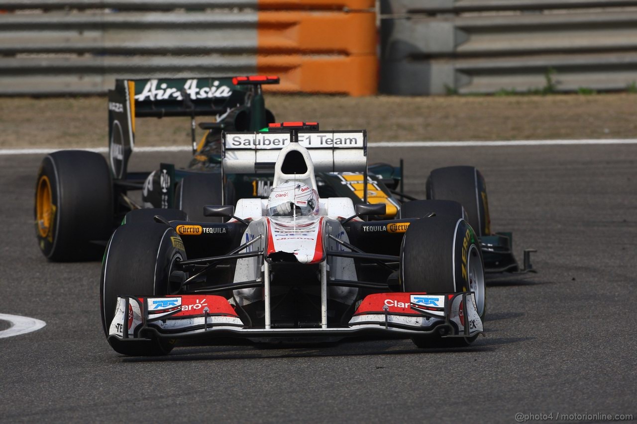 GP CINA, 17.04.2011- Gara, Kamui Kobayashi (JAP), Sauber F1 Team C30 davanti a Heikki Kovalainen (FIN), Team Lotus, TL11