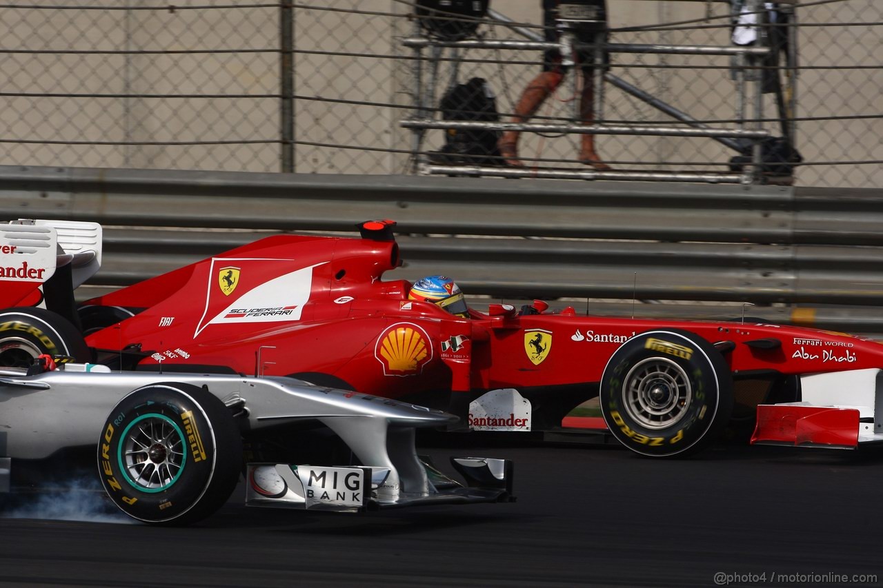 GP CINA, 17.04.2011- Gara, Michael Schumacher (GER), Mercedes GP Petronas F1 Team, MGP W02 e Fernando Alonso (ESP), Ferrari, F-150 Italia 