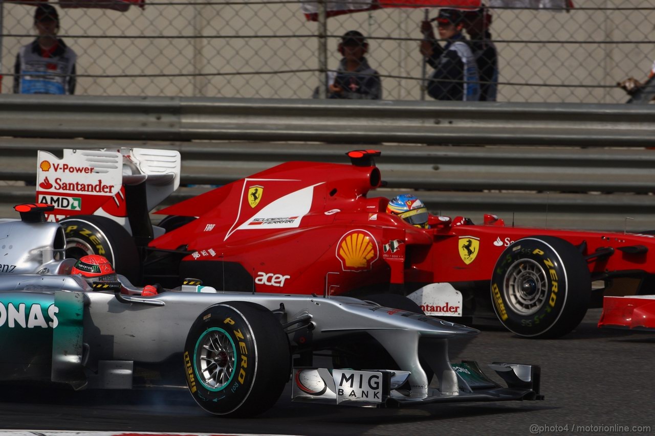 GP CINA, 17.04.2011- Gara, Michael Schumacher (GER), Mercedes GP Petronas F1 Team, MGP W02 e Fernando Alonso (ESP), Ferrari, F-150 Italia 