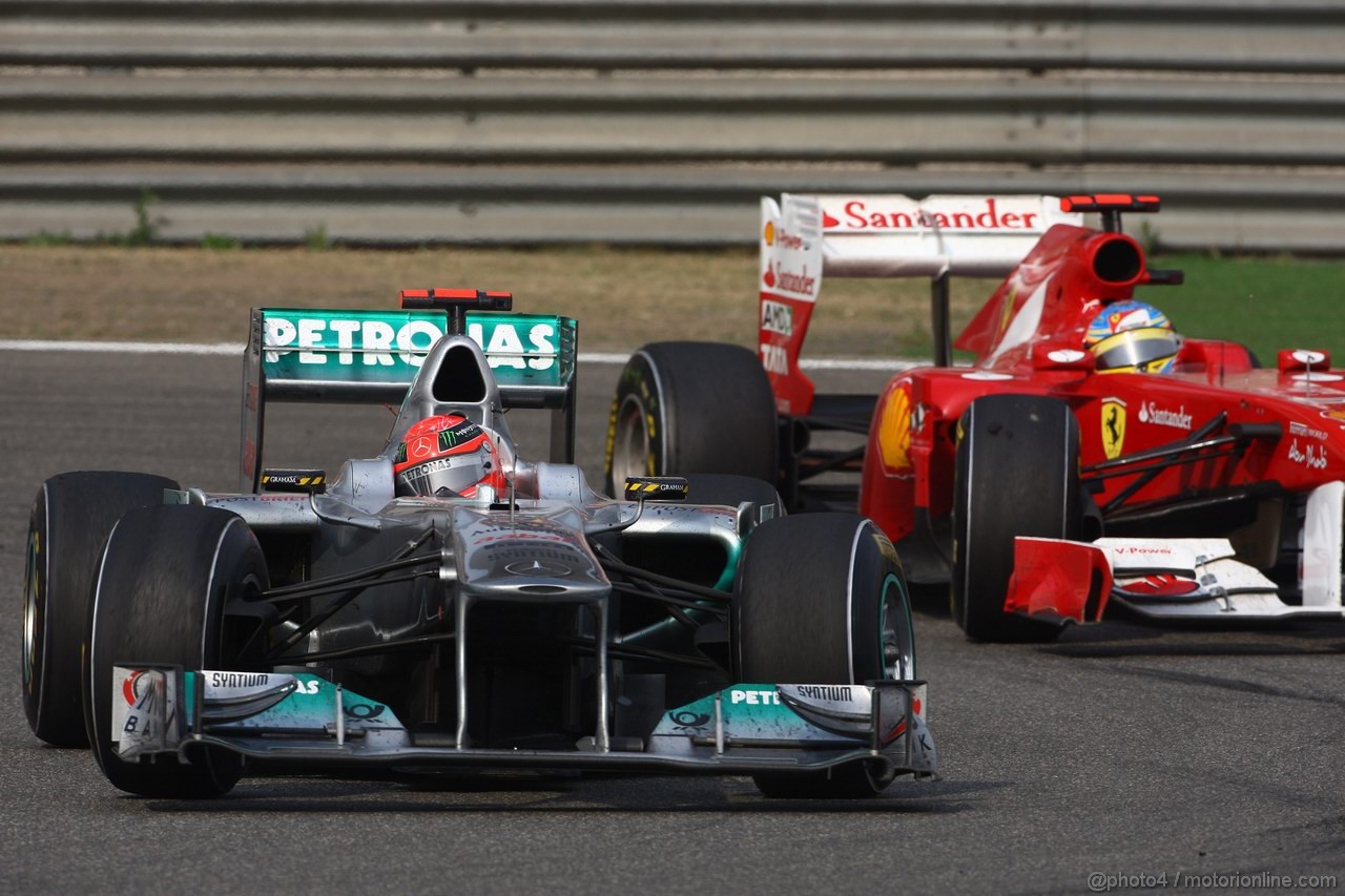 GP CINA, 17.04.2011- Gara, Michael Schumacher (GER), Mercedes GP Petronas F1 Team, MGP W02 e Fernando Alonso (ESP), Ferrari, F-150 Italia 