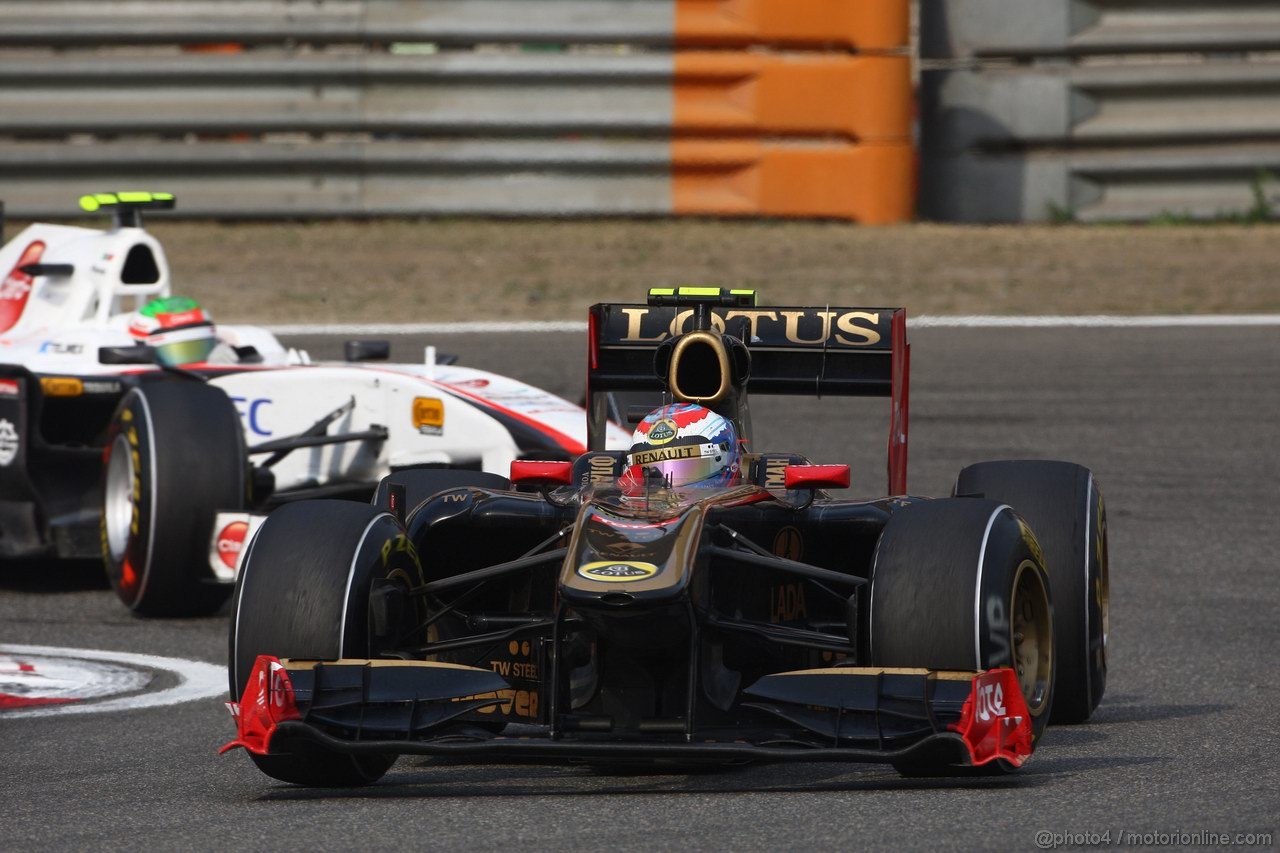 GP CINA, 17.04.2011- Gara, Vitaly Petrov (RUS), Lotus Renault GP, R31 davanti a Sergio Pérez (MEX), Sauber F1 Team C30