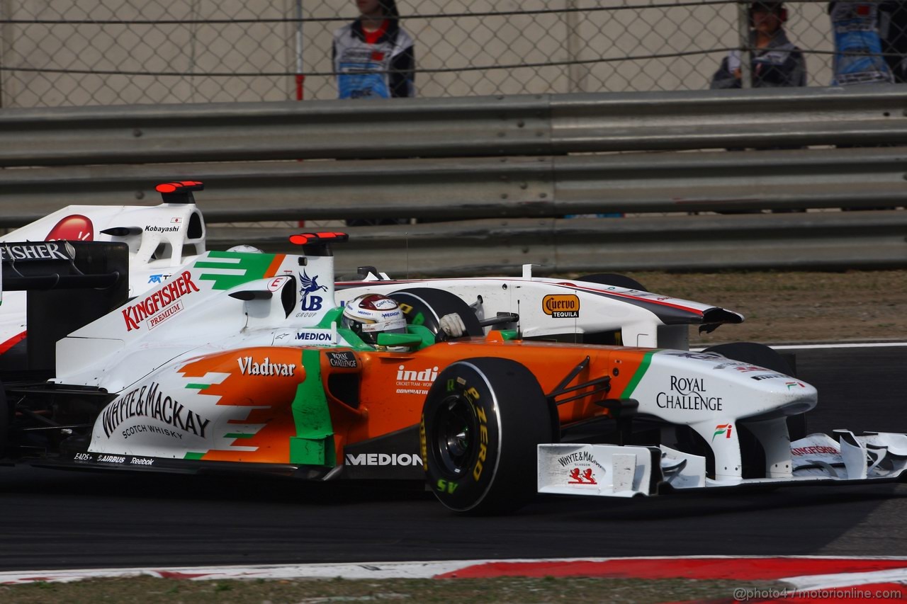GP CINA, 17.04.2011- Gara, Adrian Sutil (GER), Force India F1 Team, VJM04 e Kamui Kobayashi (JAP), Sauber F1 Team C30 