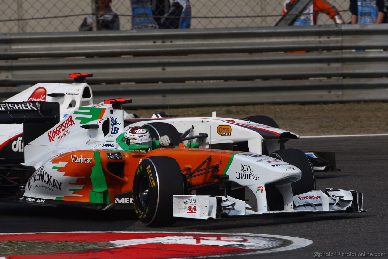 GP CINA, 17.04.2011- Gara, Adrian Sutil (GER), Force India F1 Team, VJM04 e Kamui Kobayashi (JAP), Sauber F1 Team C30