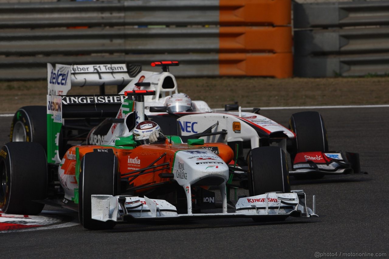 GP CINA, 17.04.2011- Gara, Adrian Sutil (GER), Force India F1 Team, VJM04 e Kamui Kobayashi (JAP), Sauber F1 Team C30 