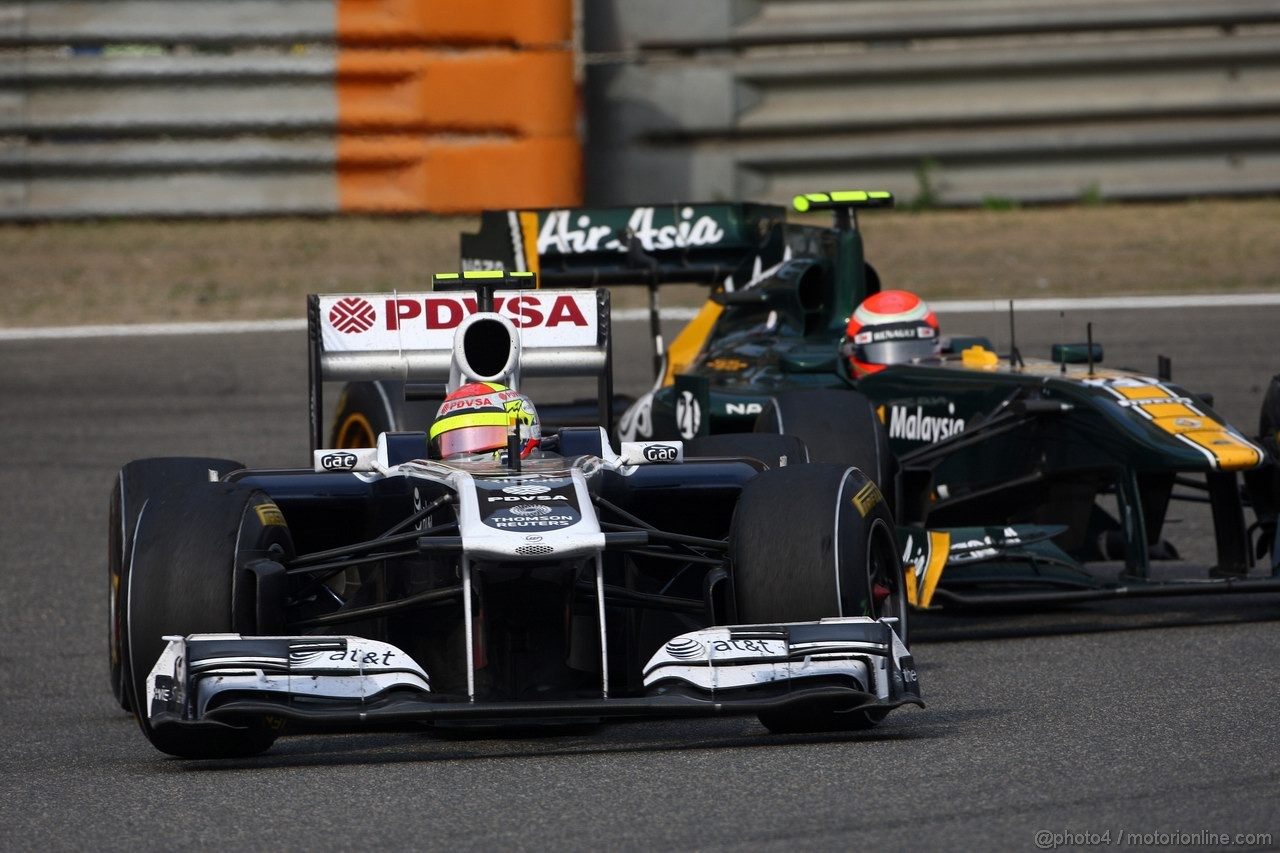GP CINA, 17.04.2011- Gara, Pastor Maldonado (VEN), Williams FW33 e Jarno Trulli (ITA), Team Lotus, TL11 