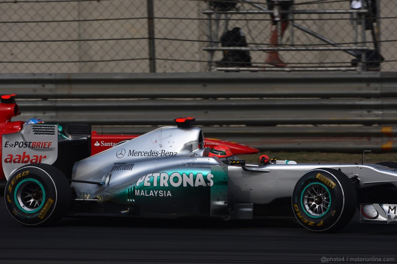GP CINA, 17.04.2011- Gara, Michael Schumacher (GER), Mercedes GP Petronas F1 Team, MGP W02 e Fernando Alonso (ESP), Ferrari, F-150 Italia 