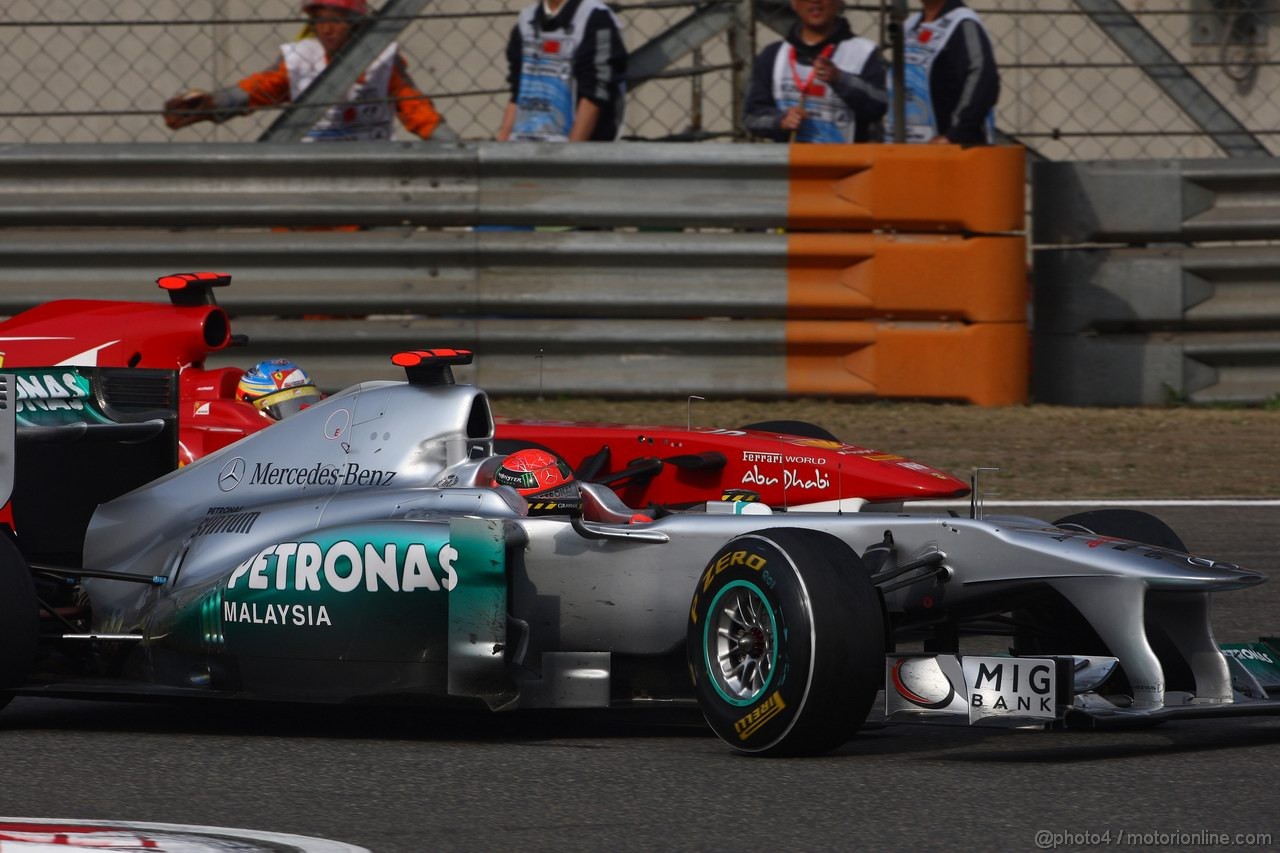 GP CINA, 17.04.2011- Gara, Michael Schumacher (GER), Mercedes GP Petronas F1 Team, MGP W02 e Fernando Alonso (ESP), Ferrari, F-150 Italia