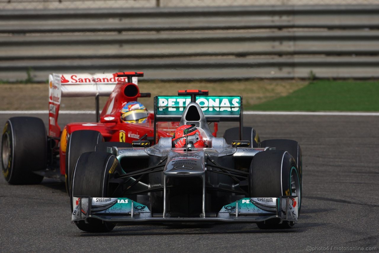 GP CINA, 17.04.2011- Gara, Michael Schumacher (GER), Mercedes GP Petronas F1 Team, MGP W02 Fernando Alonso (ESP), Ferrari, F-150 Italia Fernando Alonso (ESP), Ferrari, F-150 Italia