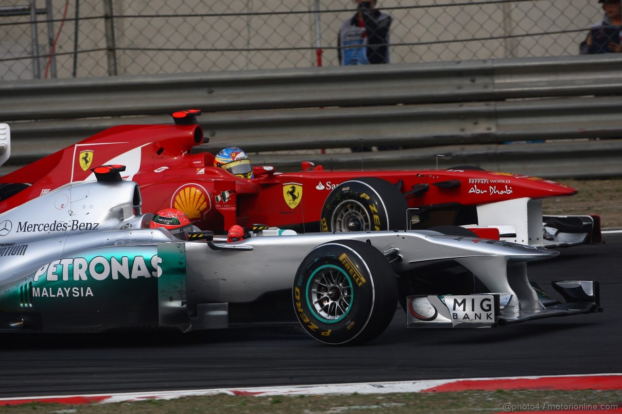 GP CINA, 17.04.2011- Gara, Michael Schumacher (GER), Mercedes GP Petronas F1 Team, MGP W02 e Fernando Alonso (ESP), Ferrari, F-150 Italia