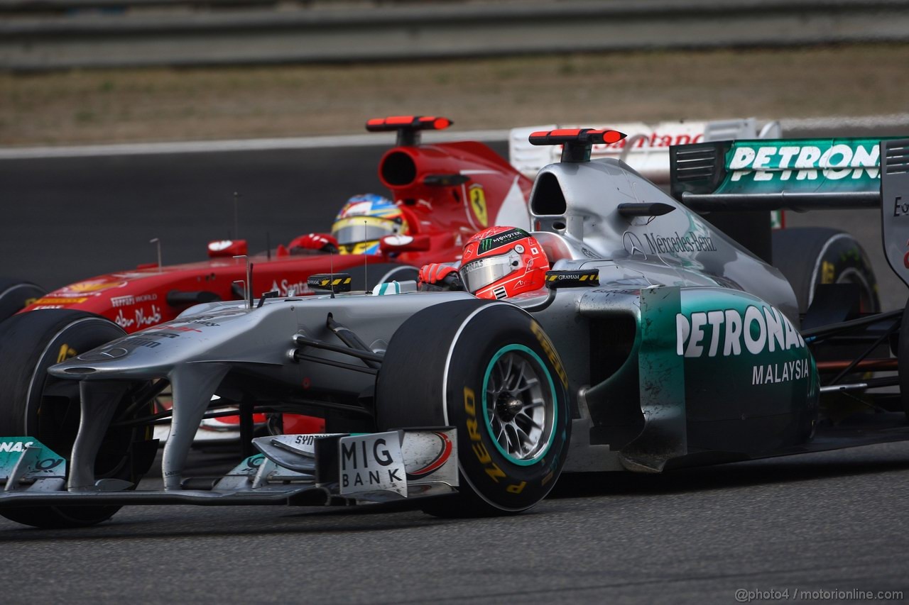 GP CINA, 17.04.2011- Gara, Michael Schumacher (GER), Mercedes GP Petronas F1 Team, MGP W02 e Fernando Alonso (ESP), Ferrari, F-150 Italia 