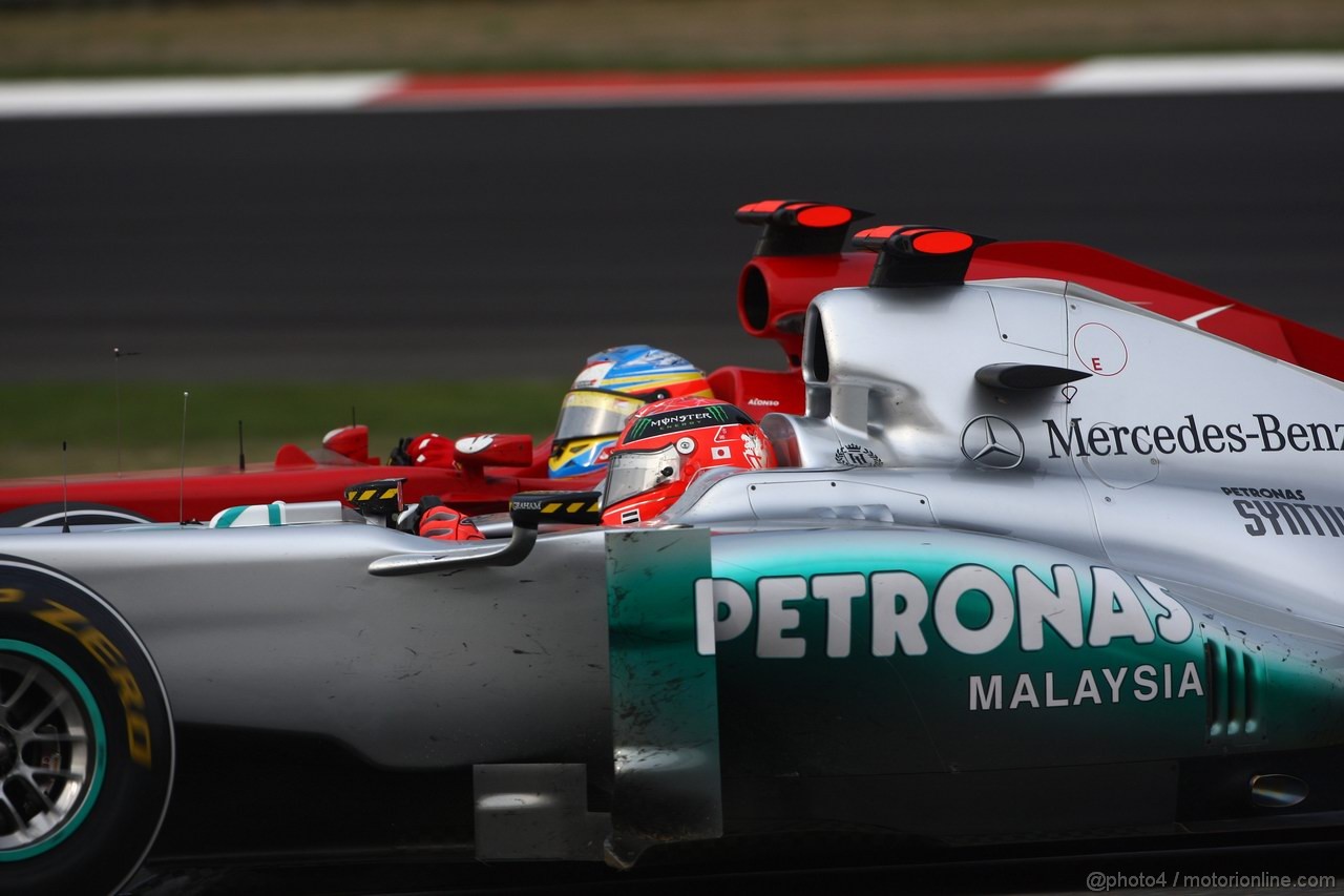 GP CINA, 17.04.2011- Gara, Michael Schumacher (GER), Mercedes GP Petronas F1 Team, MGP W02 e Fernando Alonso (ESP), Ferrari, F-150 Italia